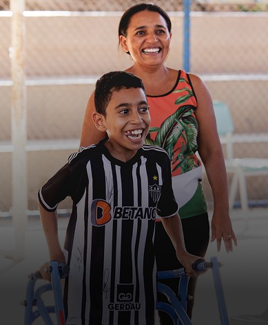 Mãe e filho sorrindo em uma quadra esportiva