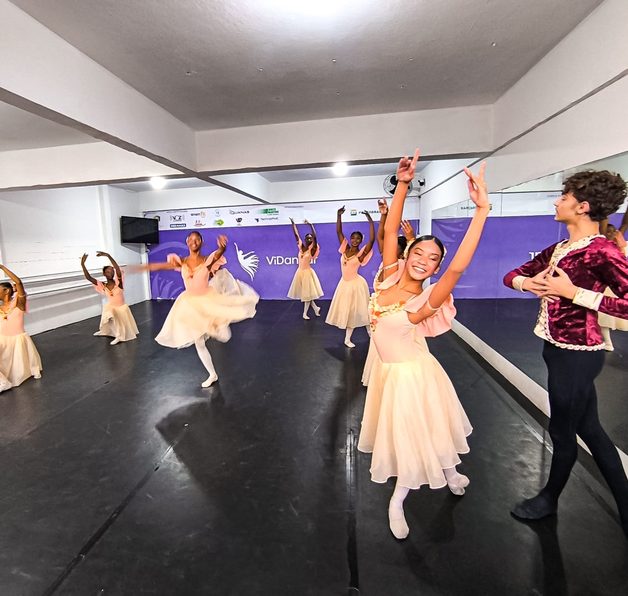 Aula de dança em um espaço comunitário