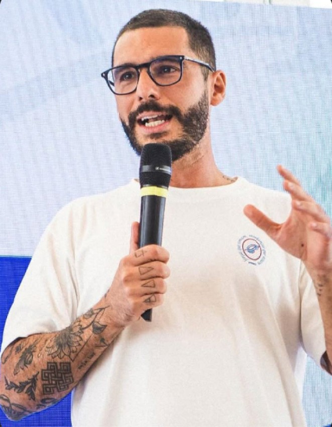 Victor Ladeira falando ao microfone