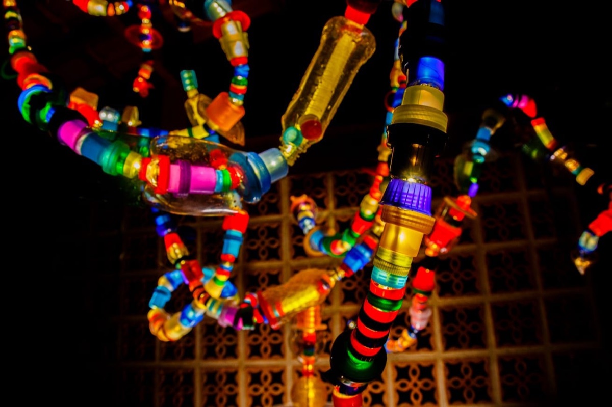 Luminárias de garrafas PET coloridas suspensas e acesas